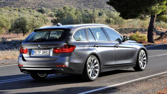 A perua chega ao mercado inicialmente nas versões 328i, 330d e 320d | <a href="https://quatrorodas.abril.com.br/noticias/fabricantes-bmw-mostra-novas-peruas-serie-3-321384_p.shtml" rel="migration">Leia mais</a>