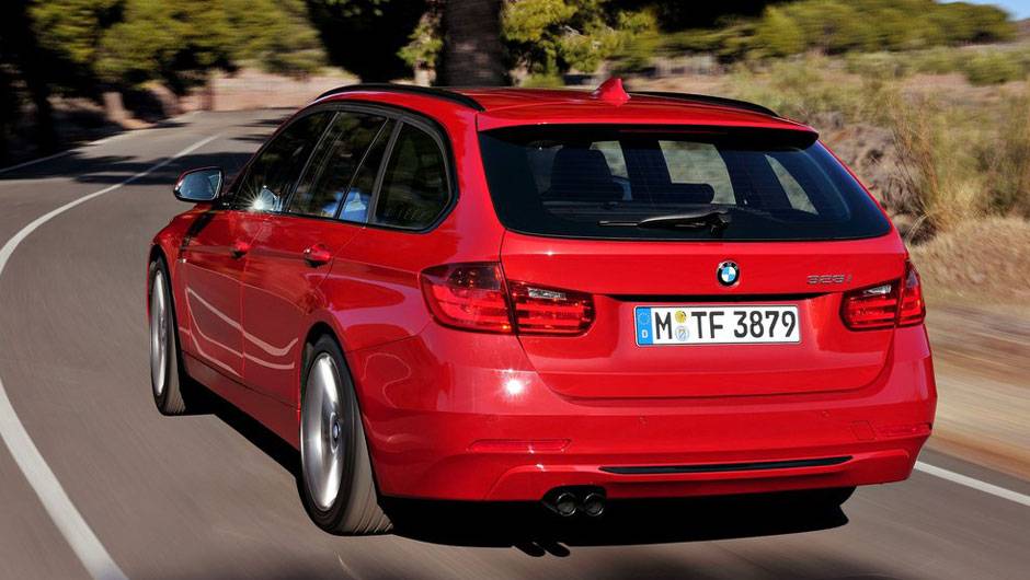 Entre as novidades, destaque para o curioso sistema que abre o porta-malas com um movimento do p&eacute; abaixo do para-choque | <a href="https://quatrorodas.abril.com.br/noticias/fabricantes-bmw-mostra-novas-peruas-serie-3-321384_p.shtml" rel="migration">Leia mais</a>