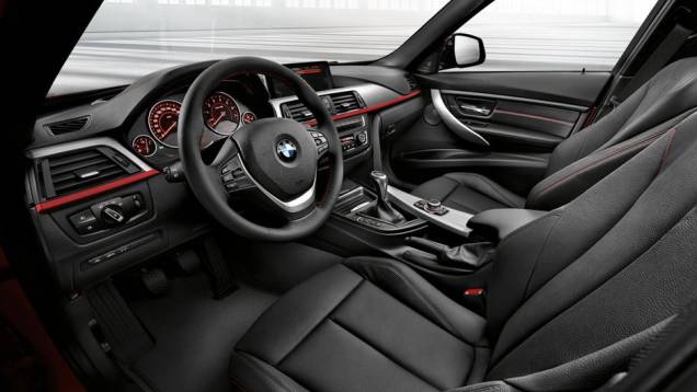 O interior é aconchegante e esbanja qualidade no acabamento | <a href="https://quatrorodas.abril.com.br/noticias/fabricantes-bmw-mostra-novas-peruas-serie-3-321384_p.shtml" rel="migration">Leia mais</a>