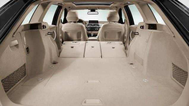 Tem espaço de sobra lá atrás, principalmente com os bancos rebatidos | <a href="https://quatrorodas.abril.com.br/noticias/fabricantes-bmw-mostra-novas-peruas-serie-3-321384_p.shtml" rel="migration">Leia mais</a> Tem espaço de sobra lá atrás, principalmente com os bancos rebatidos | <a href="https://quatrorodas.abril.com.br/noticias/fabricantes-bmw-mostra-novas-peruas-serie-3-321384_p.shtml" rel="migration">Leia mais</a>