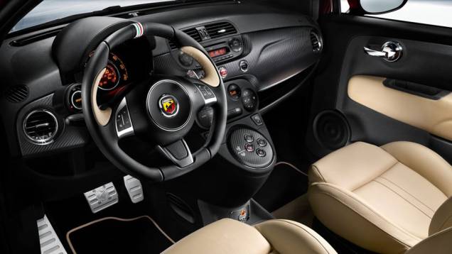 O interior esbanja elegância com o couro bege e os apliques de fibra de carbono no painel | <a href="https://quatrorodas.abril.com.br/noticias/fiat-mostra-abarth-695-tributo-maserati-314381_p.shtml" rel="migration">Leia mais</a>