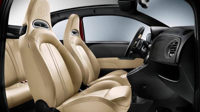 Os bancos esportivos receberam decoração alusiva à versão | <a href="https://quatrorodas.abril.com.br/noticias/fiat-mostra-abarth-695-tributo-maserati-314381_p.shtml" rel="migration">Leia mais</a> Os bancos esportivos receberam decoração alusiva à versão | <a href="https://quatrorodas.abril.com.br/noticias/fiat-mostra-abarth-695-tributo-maserati-314381_p.shtml" rel="migration">Leia mais</a>