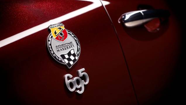 Esta não é a primeira edição tributo baseada no 500: a Abarth já fez uma série homenageando a Ferrari | <a href="https://quatrorodas.abril.com.br/noticias/fiat-mostra-abarth-695-tributo-maserati-314381_p.shtml" rel="migration">Leia mais</a> Esta não é a primeira edição tributo baseada no 500: a Abarth já fez uma série homenageando a Ferrari | <a href="https://quatrorodas.abril.com.br/noticias/fiat-mostra-abarth-695-tributo-maserati-314381_p.shtml" rel="migration">Leia mais</a>