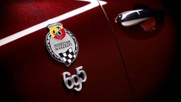 Esta não é a primeira edição tributo baseada no 500: a Abarth já fez uma série homenageando a Ferrari | <a href="https://quatrorodas.abril.com.br/noticias/fiat-mostra-abarth-695-tributo-maserati-314381_p.shtml" rel="migration">Leia mais</a>