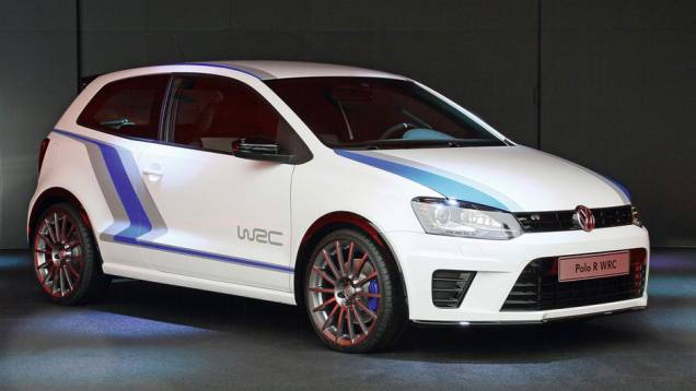 Gostou? Este é o Polo R WRC Street, uma versão civil do carro preparado para rali | <a href="https://quatrorodas.abril.com.br/noticias/vw-revela-polo-wrc-street-321627_p.shtml" rel="migration">Leia mais</a>