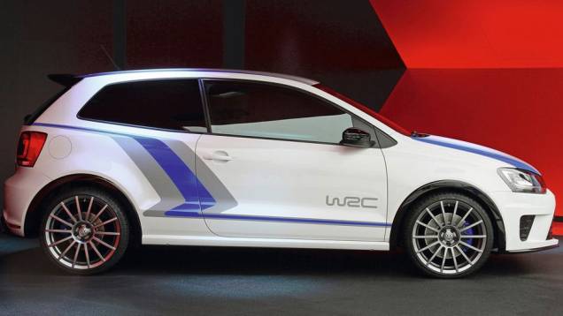 Além do visual anabolizado, o hatch também recebeu modificações no motor 2.0 | <a href="https://quatrorodas.abril.com.br/noticias/vw-revela-polo-wrc-street-321627_p.shtml" rel="migration">Leia mais</a>