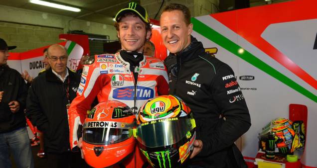 Rossi e Schumacher trocam capacetes