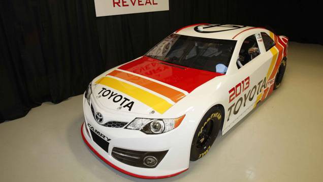O Camry das pistas foi feito em parceria com o estúdio de design Calty O Camry das pistas foi feito em parceria com o estúdio de design Calty