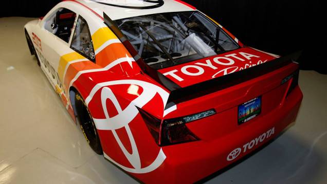 O motor que impulsiona o Camry de corrida é um V8 com tração traseira O motor que impulsiona o Camry de corrida é um V8 com tração traseira