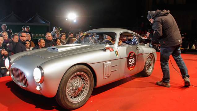 Disputada entre 1927 e 1957, a tradicional Mille Miglia foi banida após acidentes fatais, mas voltou nos anos 70 e até hoje reúne algumas das maiores raridades do planeta para competir por paisagens deslumbrantes da Itália Disputada entre 1927 e 1957, a tradicional Mille Miglia foi banida após acidentes fatais, mas voltou nos anos 70 e até hoje reúne algumas das maiores raridades do planeta para competir por paisagens deslumbrantes da Itália