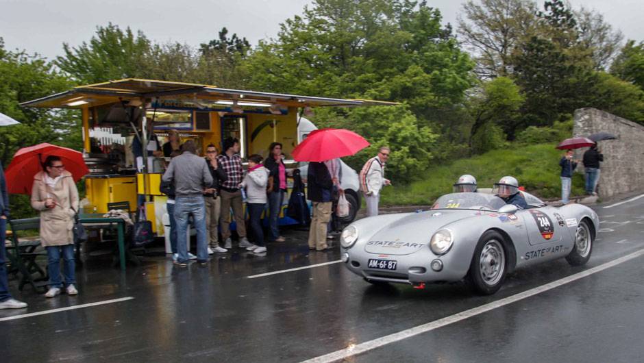 Nem a chuva consegue espantar o p&uacute;blico, que fica horas esperando para ver de perto j&oacute;ias como este belo Porsche
