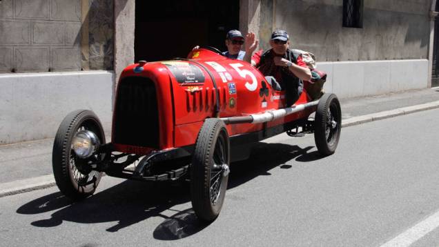 Carros de corrida que poderiam estar em museus são colocados à prova na Mille Miglia