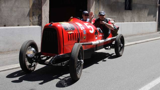 Carros de corrida que poderiam estar em museus são colocados à prova na Mille Miglia Carros de corrida que poderiam estar em museus são colocados à prova na Mille Miglia