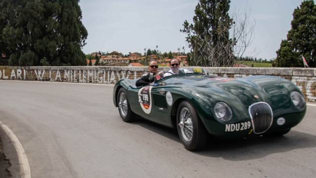 O lindo Jaguar C-Type desfila sua imponência pelo percurso da corrida O lindo Jaguar C-Type desfila sua imponência pelo percurso da corrida