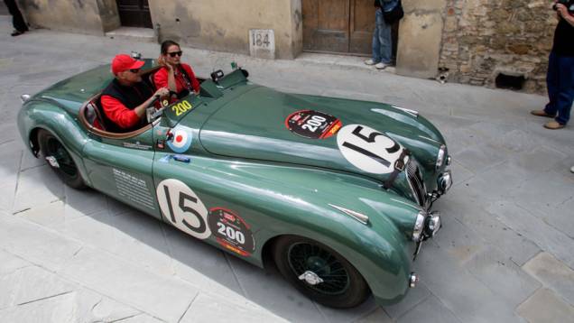 Outro Jaguar, desta vez um XK 120, chama atenção pelos vilarejos Outro Jaguar, desta vez um XK 120, chama atenção pelos vilarejos
