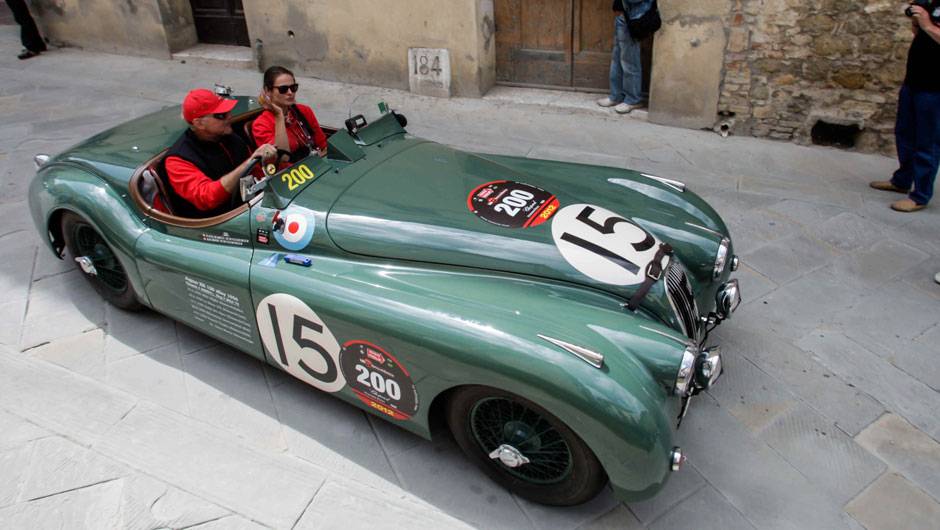 Outro Jaguar, desta vez um XK 120, chama aten&ccedil;&atilde;o pelos vilarejos