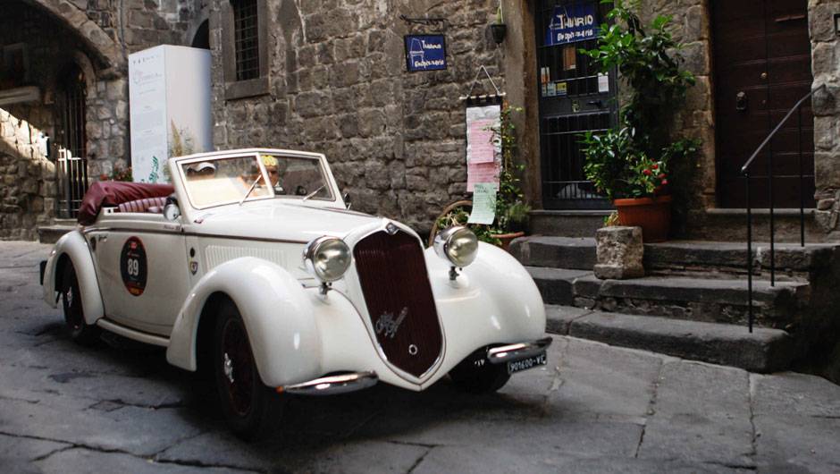 Um raro Alfa Romeo 6C tamb&eacute;m participou da competi&ccedil;&atilde;o