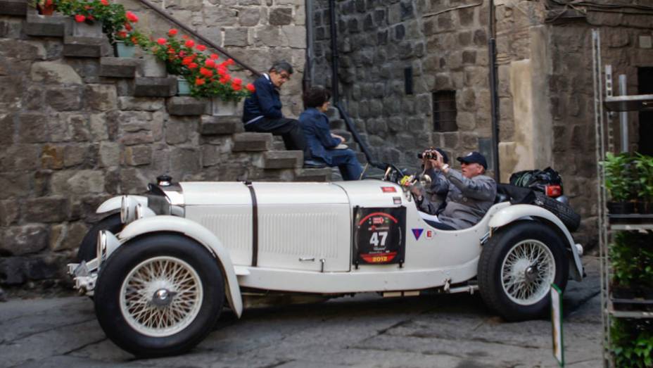 Este é um Mercedes-Benz 720 SSK; nem é preciso elogiar a beleza de suas linhas...