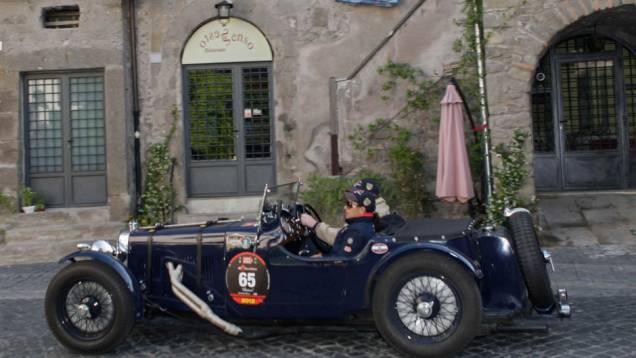 Até a Aston Martin marcou presença na Mille Miglia, com veículos como este belo Le Mans 1933 Até a Aston Martin marcou presença na Mille Miglia, com veículos como este belo Le Mans 1933