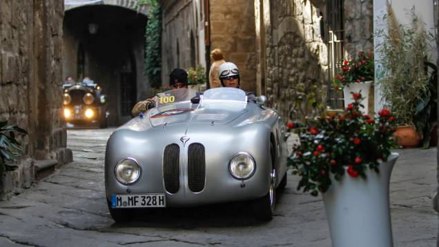 A linda BMW enfrenta as vielas estreitas típicas da Itália
