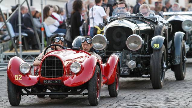 Carros de todos os tipos enfrentaram a Mille Miglia Carros de todos os tipos enfrentaram a Mille Miglia