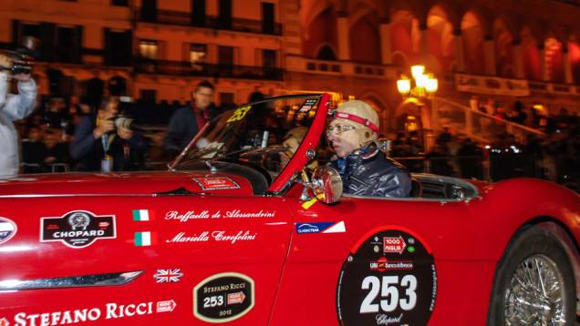 Duas italianas conduziram este belo Austin Healey Duas italianas conduziram este belo Austin Healey