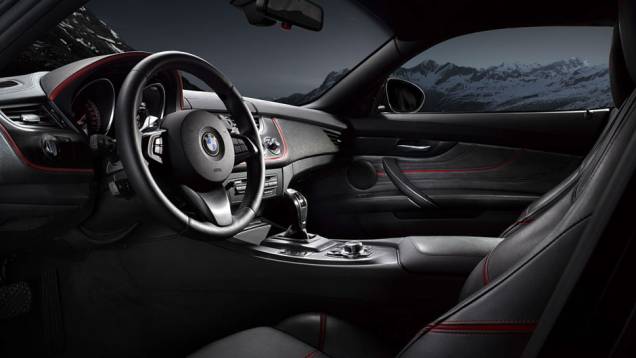 Interior se assemelha ao de um modelo de corrida | <a href="https://quatrorodas.abril.com.br/noticias/bmw-leva-zagato-coupe-evento-italia-322104_p.shtml" rel="migration">Leia mais</a> Interior se assemelha ao de um modelo de corrida | <a href="https://quatrorodas.abril.com.br/noticias/bmw-leva-zagato-coupe-evento-italia-322104_p.shtml" rel="migration">Leia mais</a>