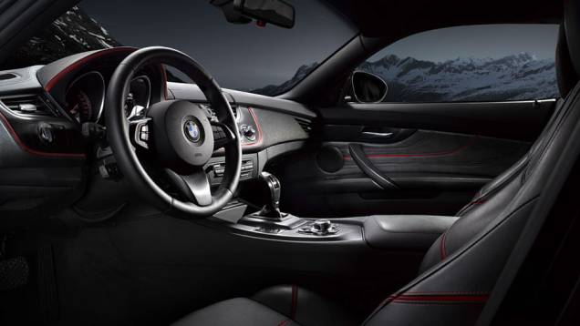 Interior se assemelha ao de um modelo de corrida | <a href="https://quatrorodas.abril.com.br/noticias/bmw-leva-zagato-coupe-evento-italia-322104_p.shtml" rel="migration">Leia mais</a>