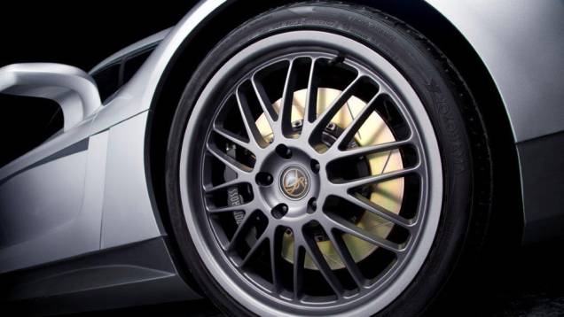 Rodas de liga leve contam com freios de alta performance | <a href="https://quatrorodas.abril.com.br/carros/lancamentos/donirosset-686600.shtml" rel="migration">Leia mais</a> Rodas de liga leve contam com freios de alta performance | <a href="https://quatrorodas.abril.com.br/carros/lancamentos/donirosset-686600.shtml" rel="migration">Leia mais</a>