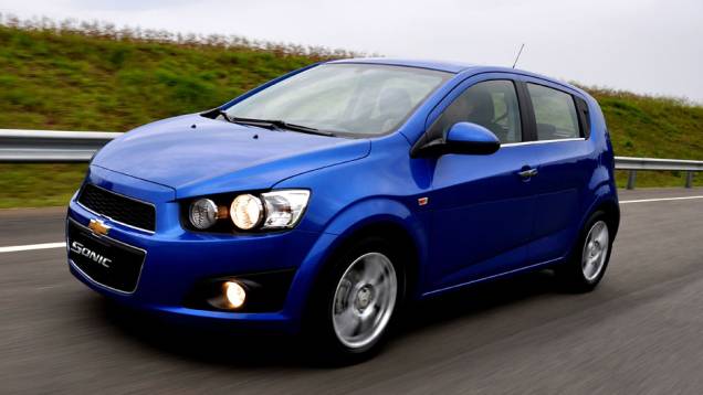 Modelo vem importado da Coreia e a versão hatch custa a partir de R$ 46.200 | <a href="https://quatrorodas.abril.com.br/carros/lancamentos/chevrolet-sonic-686567.shtml" rel="migration">Leia mais</a> Modelo vem importado da Coreia e a versão hatch custa a partir de R$ 46.200 | <a href="https://quatrorodas.abril.com.br/carros/lancamentos/chevrolet-sonic-686567.shtml" rel="migration">Leia mais</a>