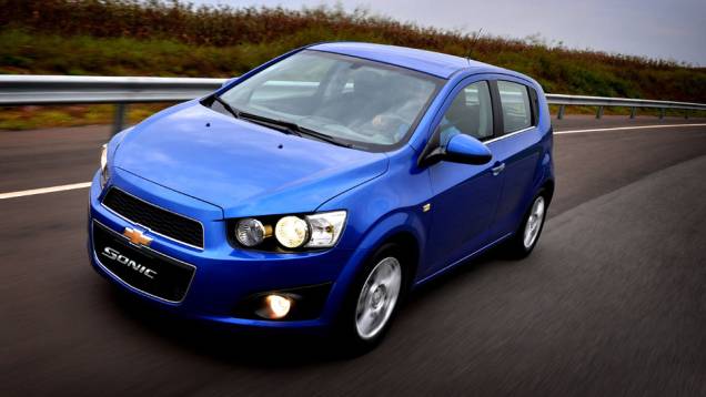 A cor azul lembra o porco-espinho Sonic, uma das sensações dos videogames nos anos 90 | <a href="https://quatrorodas.abril.com.br/carros/lancamentos/chevrolet-sonic-686567.shtml" rel="migration">Leia mais</a>