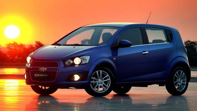 Serão duas versões de acabamento: LT e LTZ | <a href="https://quatrorodas.abril.com.br/carros/lancamentos/chevrolet-sonic-686567.shtml" rel="migration">Leia mais</a>