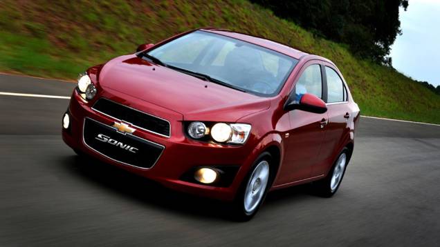 A grade bipartida é típica da marca e os faróis com lentes próprias criam um efeito 3D | <a href="https://quatrorodas.abril.com.br/carros/lancamentos/chevrolet-sonic-686567.shtml" rel="migration">Leia mais</a>