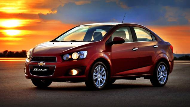 A montadora pensa em produzir o sedã e o hatch em sua fábrica no México | <a href="https://quatrorodas.abril.com.br/carros/lancamentos/chevrolet-sonic-686567.shtml" rel="migration">Leia mais</a>