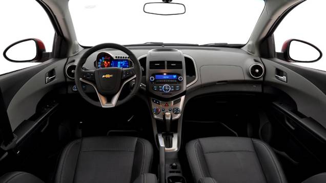 Versão de entrada vem com ar-condicionado, direção hidráulica, airbag duplo, freios ABS e rodas de liga leve aro 15 | <a href="https://quatrorodas.abril.com.br/carros/lancamentos/chevrolet-sonic-686567.shtml" rel="migration">Leia mais</a> Versão de entrada vem com ar-condicionado, direção hidráulica, airbag duplo, freios ABS e rodas de liga leve aro 15 | <a href="https://quatrorodas.abril.com.br/carros/lancamentos/chevrolet-sonic-686567.shtml" rel="migration">Leia mais</a>