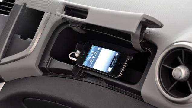 Há também conexão para iPod | <a href="https://quatrorodas.abril.com.br/carros/lancamentos/chevrolet-sonic-686567.shtml" rel="migration">Leia mais</a> Há também conexão para iPod | <a href="https://quatrorodas.abril.com.br/carros/lancamentos/chevrolet-sonic-686567.shtml" rel="migration">Leia mais</a>