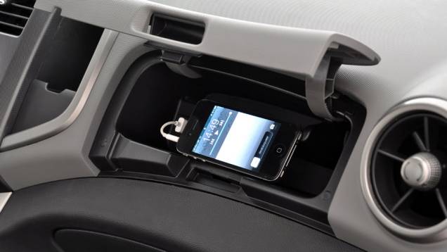 Há também conexão para iPod | <a href="https://quatrorodas.abril.com.br/carros/lancamentos/chevrolet-sonic-686567.shtml" rel="migration">Leia mais</a>