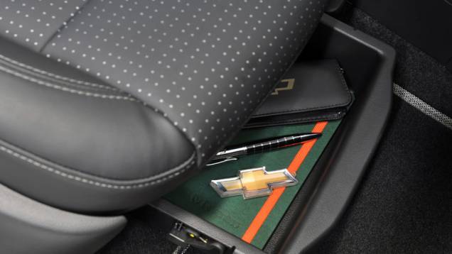 Banco oferece uma espécie de gaveta para guardar objetos | <a href="https://quatrorodas.abril.com.br/carros/lancamentos/chevrolet-sonic-686567.shtml" rel="migration">Leia mais</a> Banco oferece uma espécie de gaveta para guardar objetos | <a href="https://quatrorodas.abril.com.br/carros/lancamentos/chevrolet-sonic-686567.shtml" rel="migration">Leia mais</a>