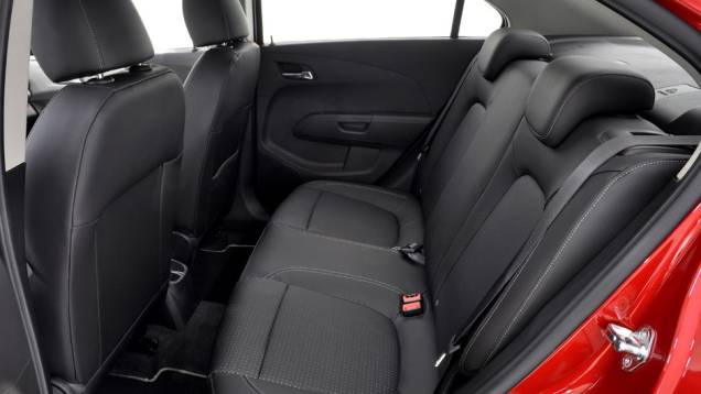 Versão sedã prioriza o espaço interno | <a href="https://quatrorodas.abril.com.br/carros/lancamentos/chevrolet-sonic-686567.shtml" rel="migration">Leia mais</a>