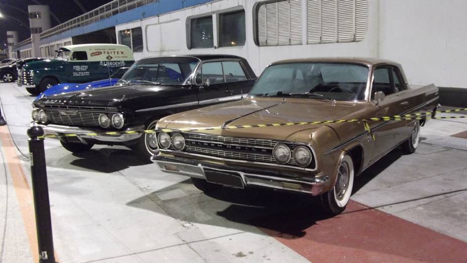 Para terminar, fique com a dupla Impala e Oldsmobile, que deram o ar da graça na passarela do samba