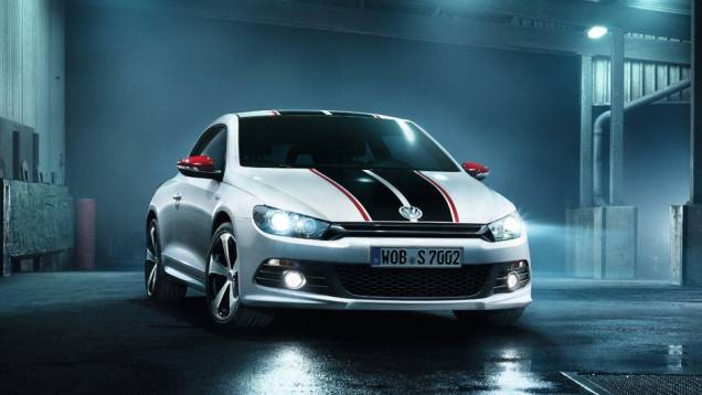 Para homenagear o clássico Scirocco GTS, a VW criou uma nova edição especial do cupê | <a href="https://quatrorodas.abril.com.br/noticias/vw-relembra-passado-scirocco-gts-322320_p.shtml" rel="migration">Leia mais</a>