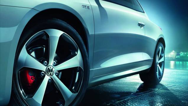 As rodas de liga leve aro 18 foram especialmente criadas para a versão | <a href="https://quatrorodas.abril.com.br/noticias/vw-relembra-passado-scirocco-gts-322320_p.shtml" rel="migration">Leia mais</a> As rodas de liga leve aro 18 foram especialmente criadas para a versão | <a href="https://quatrorodas.abril.com.br/noticias/vw-relembra-passado-scirocco-gts-322320_p.shtml" rel="migration">Leia mais</a>