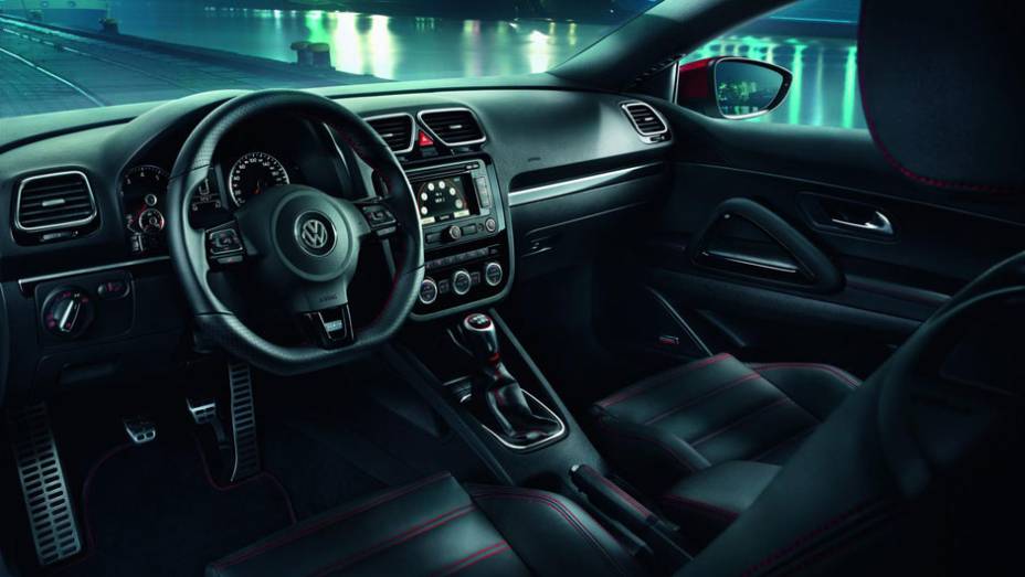 O interior esportivo ganhou um toque de exclusividade com o acabamento em couro preto | <a href="https://quatrorodas.abril.com.br/noticias/vw-relembra-passado-scirocco-gts-322320_p.shtml" rel="migration">Leia mais</a>