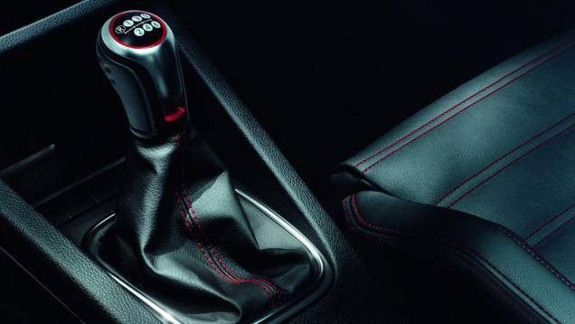 A manopla de câmbio remete à textura de uma bola de golfe, assim como a peça usada no Golf GTI e no primeiro Scirocco GTS | <a href="https://quatrorodas.abril.com.br/noticias/vw-relembra-passado-scirocco-gts-322320_p.shtml" rel="migration">Leia mais</a> A manopla de câmbio remete à textura de uma bola de golfe, assim como a peça usada no Golf GTI e no primeiro Scirocco GTS | <a href="https://quatrorodas.abril.com.br/noticias/vw-relembra-passado-scirocco-gts-322320_p.shtml" rel="migration">Leia mais</a>
