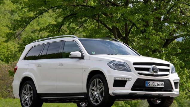 Entrada de ar na dianteira é maior que na versão normal | <a href="https://quatrorodas.abril.com.br/carros/lancamentos/mercedes-benz-gl63-amg-686835.shtml" rel="migration">Leia mais</a> Entrada de ar na dianteira é maior que na versão normal | <a href="https://quatrorodas.abril.com.br/carros/lancamentos/mercedes-benz-gl63-amg-686835.shtml" rel="migration">Leia mais</a>