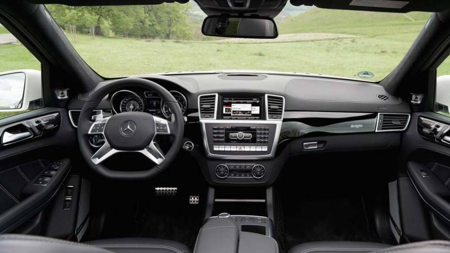 Interior conta com acabamento em couro e tela LCD no console | <a href="https://quatrorodas.abril.com.br/carros/lancamentos/mercedes-benz-gl63-amg-686835.shtml" rel="migration">Leia mais</a>