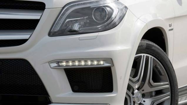 Luzes diurnas são de LED | <a href="https://quatrorodas.abril.com.br/carros/lancamentos/mercedes-benz-gl63-amg-686835.shtml" rel="migration">Leia mais</a> Luzes diurnas são de LED | <a href="https://quatrorodas.abril.com.br/carros/lancamentos/mercedes-benz-gl63-amg-686835.shtml" rel="migration">Leia mais</a>
