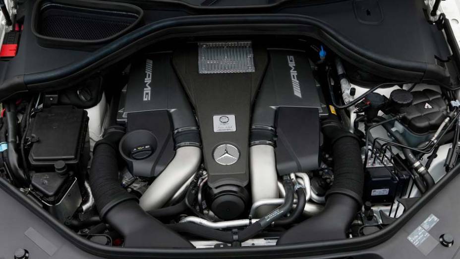 Propulsor 5.5 V8 entrega 550 cv de potência | <a href="https://quatrorodas.abril.com.br/carros/lancamentos/mercedes-benz-gl63-amg-686835.shtml" rel="migration">Leia mais</a>