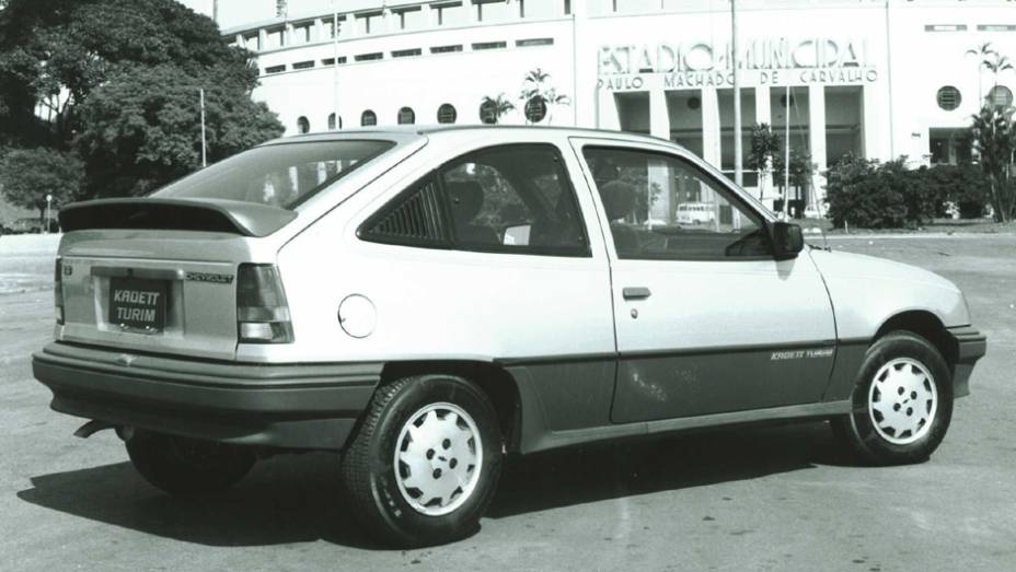 Chevrolet Kadett Turim (1990): a ausência de uma versão comemorativa na Copa de 1986 foi compensada por este Kadett, que deu um tempero mais esportivo ao carro com os apliques laterais em preto fosco e os bancos Recaro