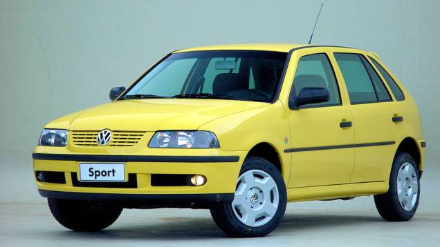 VW Gol Sport (2002): em campo o Brasil fez bonito e trouxe o penta para casa; fora dele, o Gol Sport decepcionava pelo desempenho do motor 1.0 16V, que não condizia com o visual esportivo ressaltado pela marca